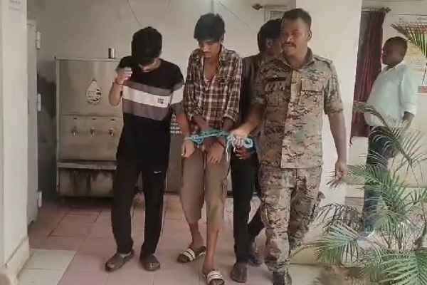Three youths who entered Gumla to steal were caught by a mob, tied with ropes and beaten for an hour; police saved their lives.
