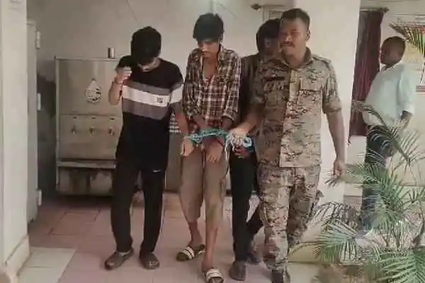 Three youths who entered Gumla to steal were caught by a mob, tied with ropes and beaten for an hour; police saved their lives.