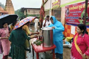 Hazaribagh: Devotion triumphs over raindrops; Hazaribagh Youth Wing remains dedicated to serving Shiva devotees on the final Monday of the month of Sawan.