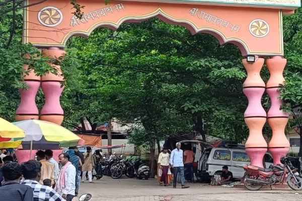 Koderma: Dhwajadhari Dham resounded with Har Har Mahadev, a wave of faith surged on the second Monday.
