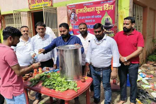 Hazaribagh: Devotion triumphs over raindrops; Hazaribagh Youth Wing remains dedicated to serving Shiva devotees on the final Monday of the month of Sawan.