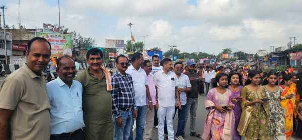 Koderma: RJD service camp led by RJD leader Subhash Yadav; distribution of sherbet, water, and juice among devotees.