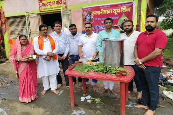 Hazaribagh: Devotion triumphs over raindrops; Hazaribagh Youth Wing remains dedicated to serving Shiva devotees on the final Monday of the month of Sawan.