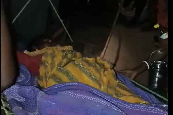 Giridih: No roads or bridges—forced to carry a patient on a cot; villagers carried a sick woman on a cot for one kilometer.