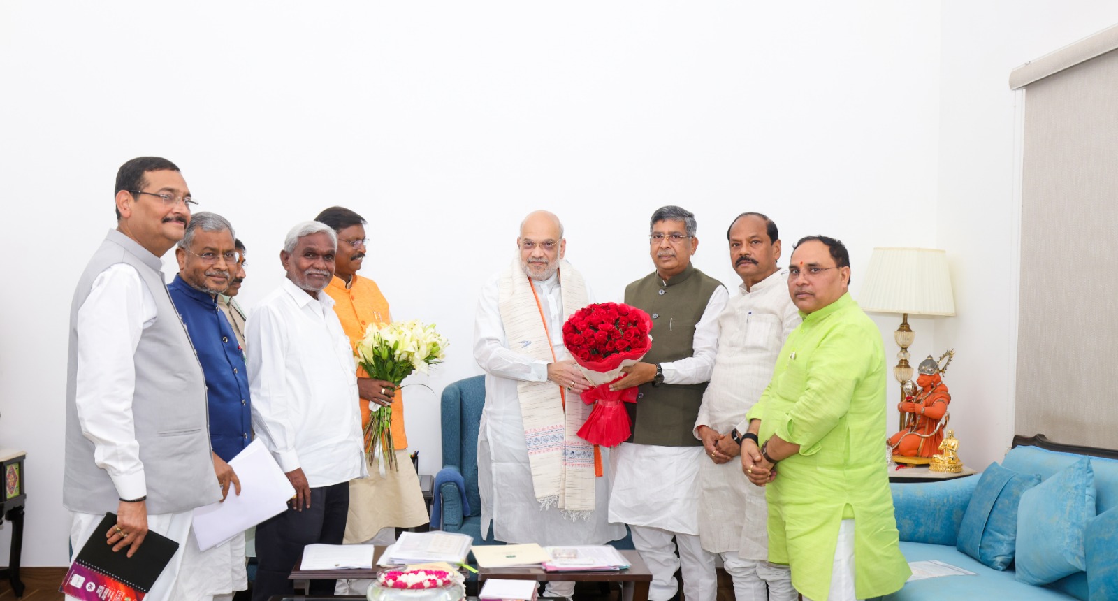 Prominent Jharkhand BJP leaders, including four former Chief Ministers, met Home Minister Amit Shah and apprised him of the state's current situation.