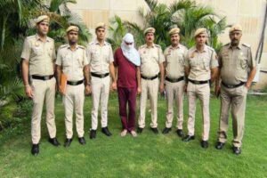 पत्नी की हत्या के मामले में गिरफ्तार आरोपी को लेकर कार्रवाई करती पुलिस