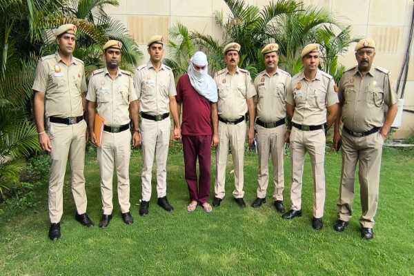पत्नी की हत्या के मामले में गिरफ्तार आरोपी को लेकर कार्रवाई करती पुलिस