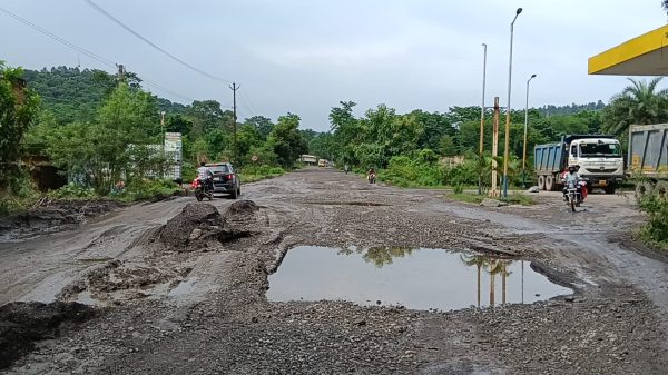 Saraikela: Kandra-Chandil road remains incomplete even after 11 months; foundation stone laid but no work done; poor road condition sparks public resentment.