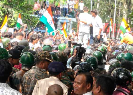 JPSC-JSSC agitation: Ranchi police maintain restraint amid violent protests, students chant "Long Live Ranchi Police." Read the minute-by-minute account of the events from the breaking of barricades to the march to the Assembly.