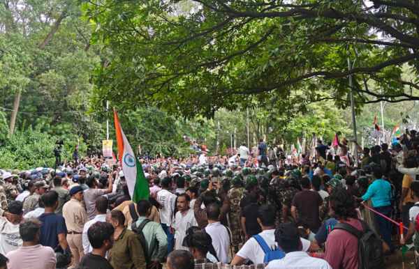 The anger of young students has become the political bread of politicians, the entry of BJP and JLKM in the assembly siege has made the issue political.