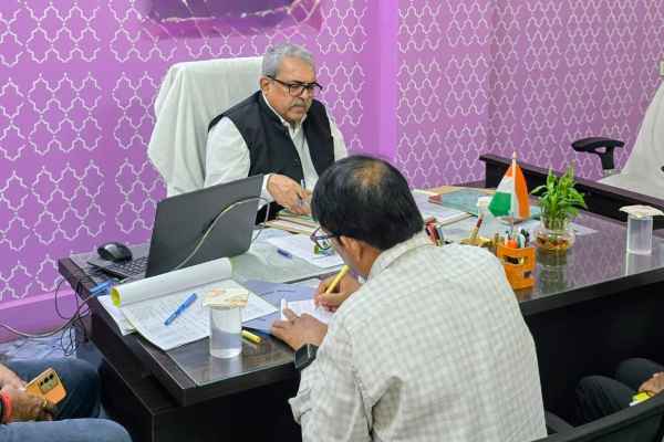 Hazaribagh: Commissioner inspects Sadar Block and Circle offices; directs officials to expedite revenue-related matters.