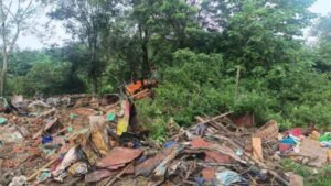 Ranchi Municipal Corporation removed more than 10 illegal roadside shops at Vidhansabha Chowk.