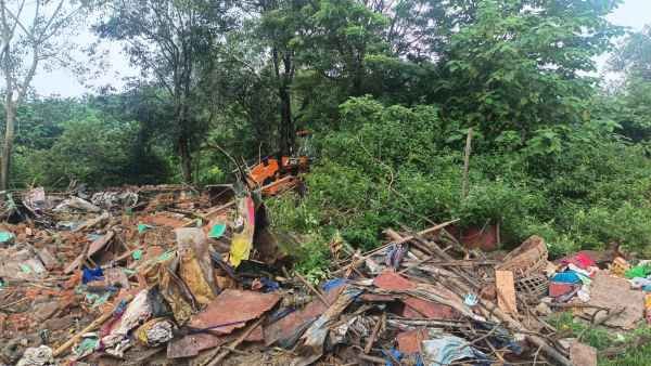 Ranchi Municipal Corporation removed more than 10 illegal roadside shops at Vidhansabha Chowk.