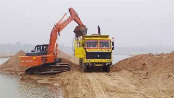 Construction activities will gain momentum as soon as the NGT ban is lifted; the Mines Department has initiated the e-auction process for 47 sand ghats, including those in Koderma, Simdega, and Giridih.
