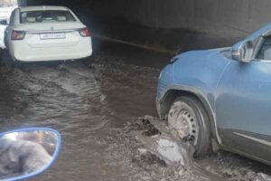 Balumath: Commuters troubled by waterlogging under Bansiya railway overbridge; questions raised about the concerned department's functioning.