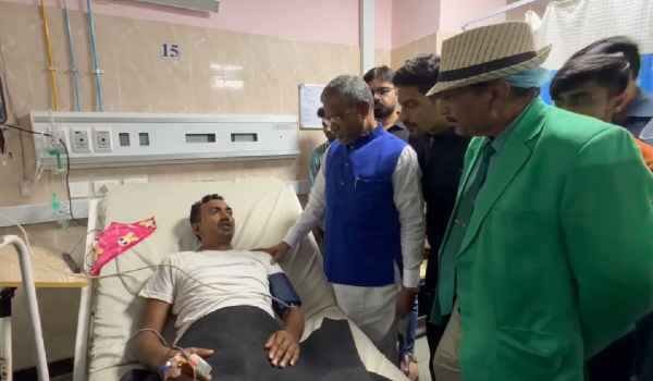 Ranchi: Babulal Marandi met the student sitting on hunger strike in Sadar Hospital, said- 'The officials involved in this case should be sentenced to life imprisonment'