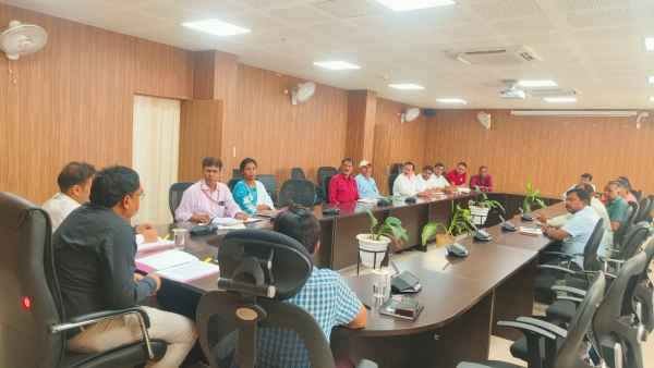 Gumla: DC held a meeting with private school operators, gave instructions for compliance with RTE.