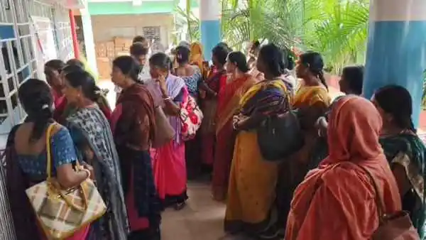 Jamtara: BLO faints during SIR review meeting, employees allege mental pressure