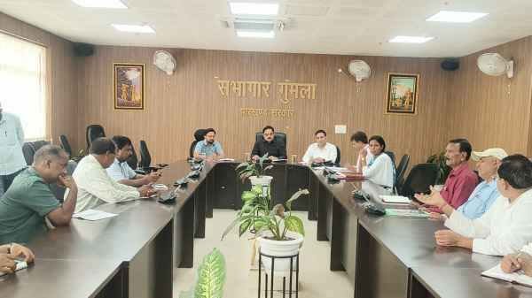 Gumla: DC held a meeting with private school operators, gave instructions for compliance with RTE.
