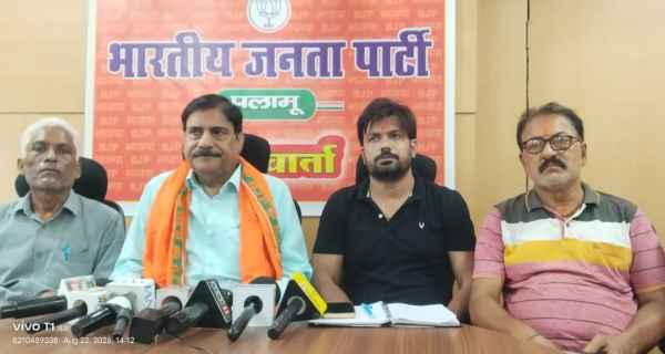 Palamu: BJP MLA launches a scathing attack during a press conference; Satyendra Nath Tiwari demands an investigation into the attack by JMM workers, calling their conduct deceitful.