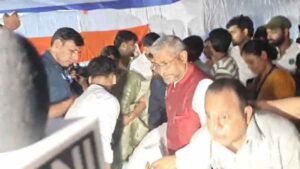 JPSC-JSSC Exam Movement: Babulal Marandi reached Jaipal Singh Munda Stadium and met the agitating students, assured them of support.