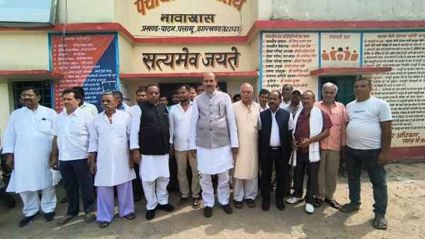 Palamu: Crowds gathered for the 'Panchayat Consultation Tour'; KN Tripathi was apprised of local problems in Patan.