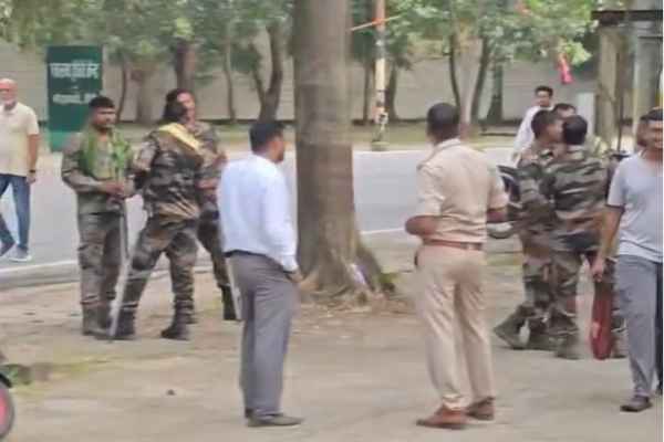 Ranchi: Students gather at Morabadi following the Jharkhand High Court verdict; police deployed.