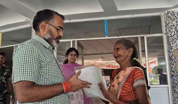 Giridih: DC learns of elderly woman's plight, shows sensitivity, and directs that her pension be secured within seven days.