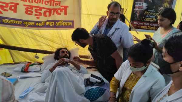 Ranchi: Devendra Nath Mahto has been on a hunger strike for 8 days during the student protest; a team of doctors checked his health.