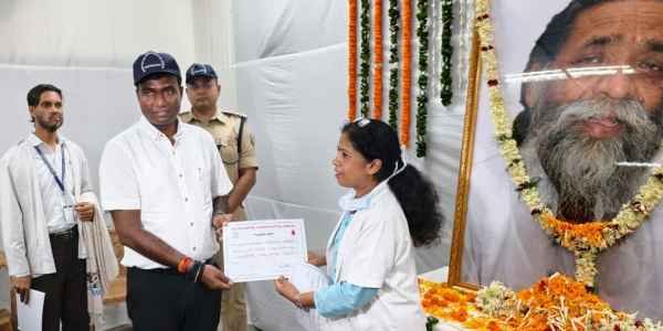 A blood donation camp was organised at the Ranchi Collectorate on the first death anniversary of Shibu Soren; officials including the DC and SSP donated blood.