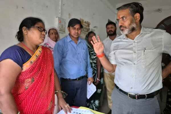 Giridih: Voter list special revision campaign intensifies, DC inspects polling stations