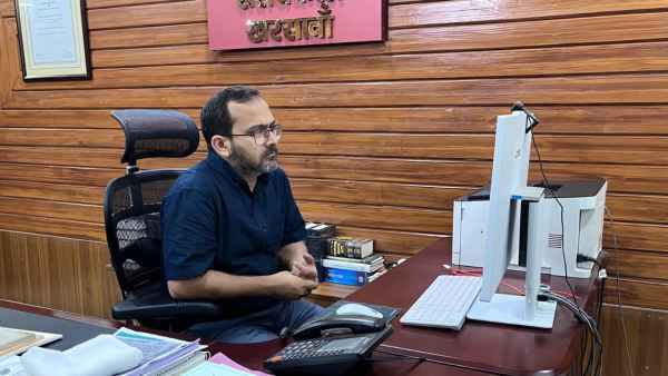 Saraikela: DC spoke to principals of various schools and colleges, instructing them to add the names of youth who have completed 18 years of age to the voter list.