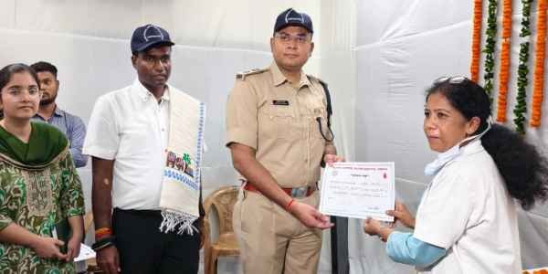 A blood donation camp was organised at the Ranchi Collectorate on the first death anniversary of Shibu Soren; officials including the DC and SSP donated blood.