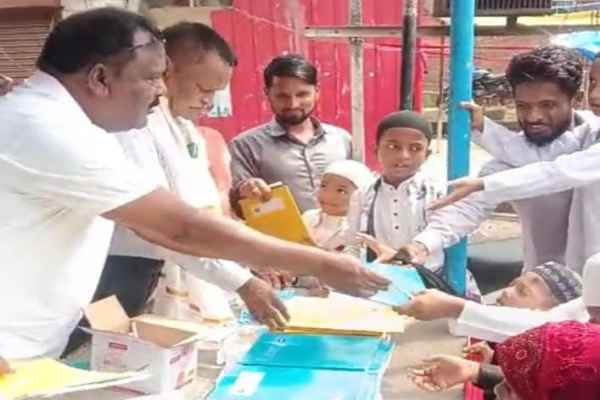 Saraikela: Notebooks and pencils distributed among children on the occasion of Eid-e-Milad-un-Nabi; a large number of children were present.