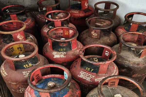 Lohardaga: Gas cylinder theft gang busted; four arrested, 17 cylinders recovered.