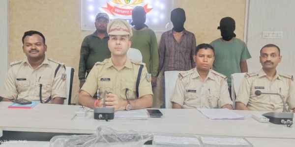 Palamu Police’s ‘Operation Safaya’ continues; three notorious criminals nabbed with weapons.