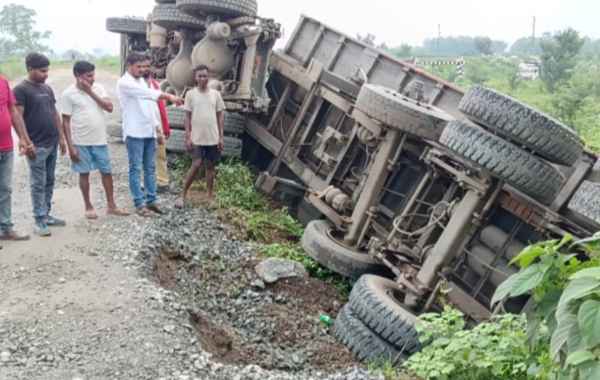Bokaro: Hyva truck overturns after exiting SGP Gate; heavy vehicles are banned on the dilapidated road, yet administrative orders are blatantly flouted.