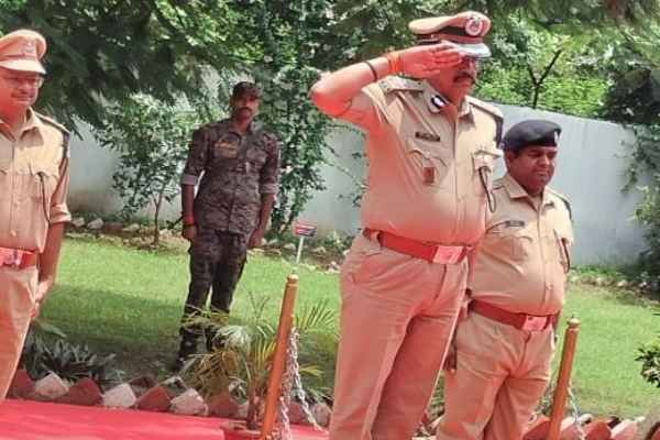 Hazaribagh: IG inspects Barkagaon subdivision police area; issues directives for the speedy disposal of pending cases.