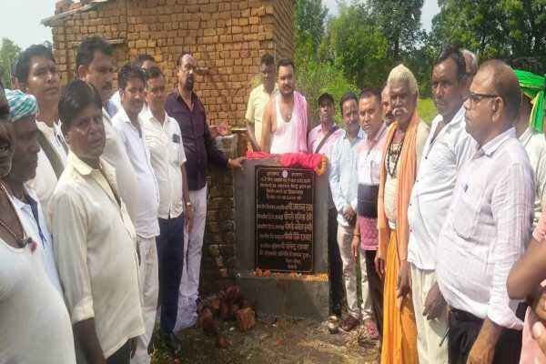 उप-स्वास्थ्य केंद्र का शिलान्यास करते विधायक