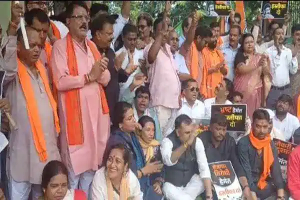 उपायुक्त को ज्ञापन सौंपते BJYM पदाधिकारी