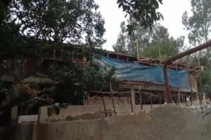निर्माणाधीन भवन की गिरी हुई सेंटरिंग
