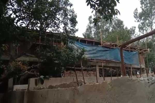 निर्माणाधीन भवन की गिरी हुई सेंटरिंग