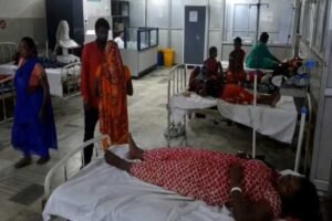 वज्रपात की चपेट में आने के बाद अस्पताल में भर्ती युवतियां