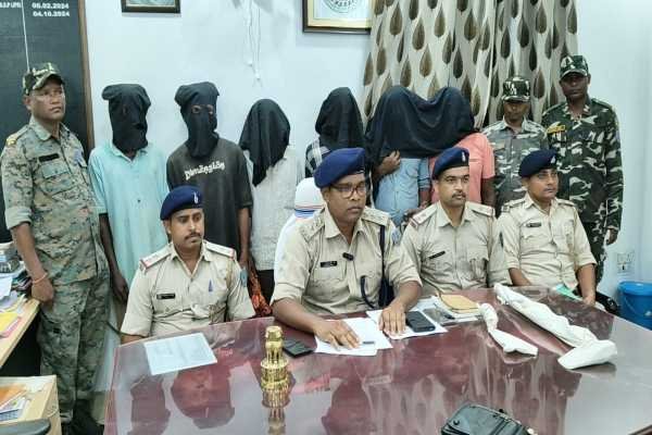 अरगुंडी हत्याकांड का खुलासा करते पुलिस अधिकारी