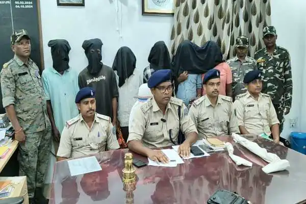 अरगुंडी हत्याकांड का खुलासा करते पुलिस अधिकारी
