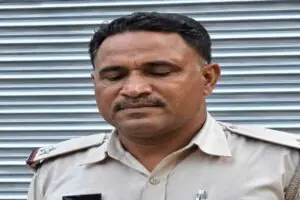 पुलिस पदाधिकारी को चाकू मारकर किया घायल