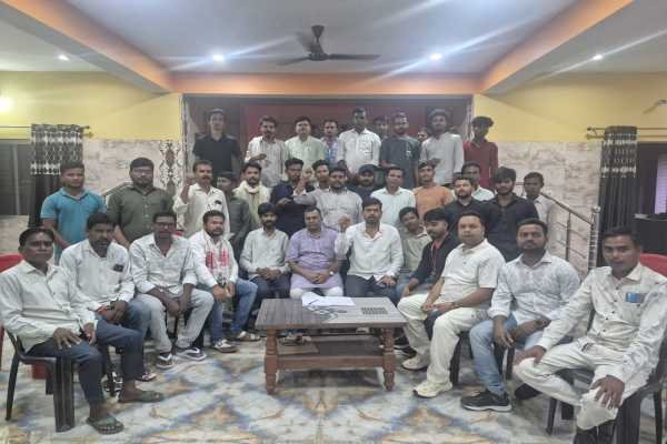 आजसू युवा मोर्चा की विधानसभा स्तरीय बैठक में उपस्थित पदाधिकारी एवं कार्यकर्ता
