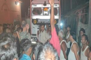 अवैध बालू परिवहन के खिलाफ कार्रवाई के दौरान जब्त डंपर