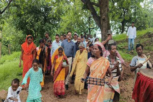 आयुष स्वास्थ्य शिविर में ग्रामीणों की स्वास्थ्य जांच करते चिकित्सक