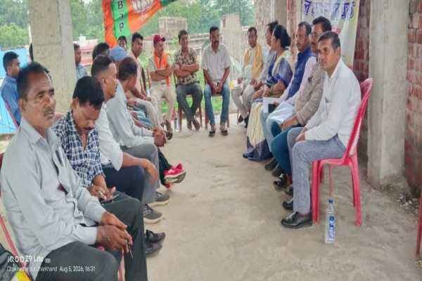 भाजपा चक्रधरपुर ग्रामीण मंडल की संगठनात्मक बैठक में मौजूद पदाधिकारी एवं कार्यकर्ता